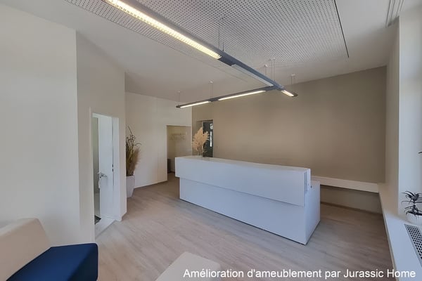 À louer - Surface commerciale de 91 m² avec ascenseur, vue sur le château, bureaux et annexes 2