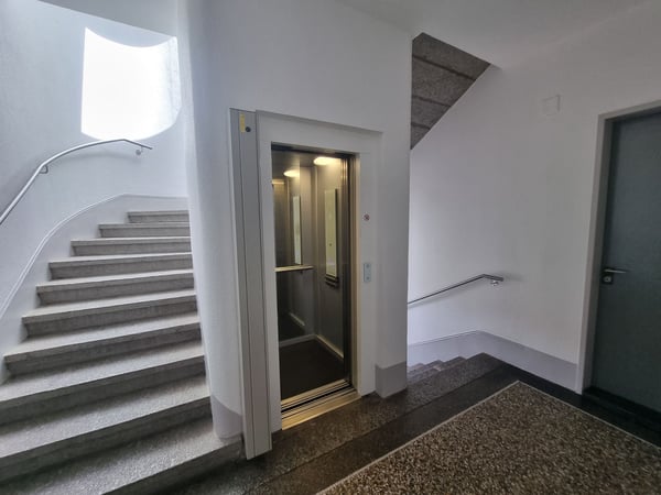 À louer - Surface commerciale de 91 m² avec ascenseur, vue sur le château, bureaux et annexes 9