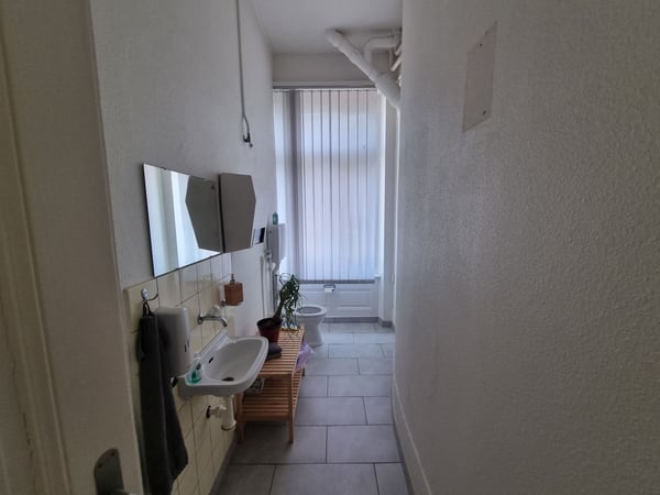 À louer - Surface commerciale de 91 m² avec ascenseur, vue sur le château, bureaux et annexes 8