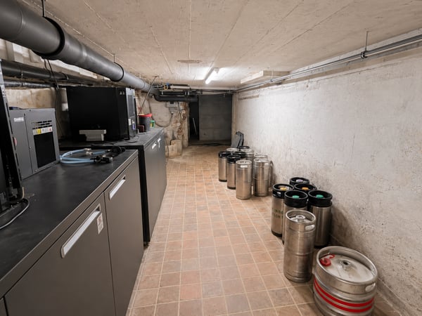 Local commercial à louer à Porrentruy env. 200 m² avec bar aménagé et grand sous-sol 6