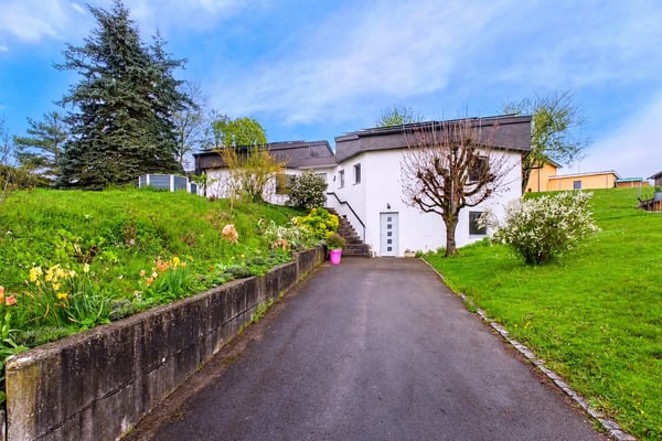 Maison à l'architecture contemporaine unique avec jardin, véranda et grand garage 1