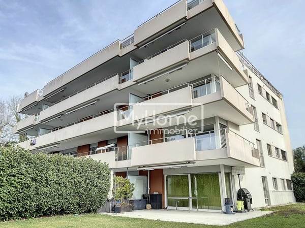 Spacieux appartement de 4,5 pièces avec un grand balcon d'angle dans un environnement résidentiel recherché 21