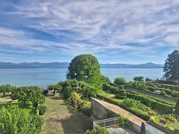 Au coeur de Rolle, attique avec balcon et vue imprenable sur le lac