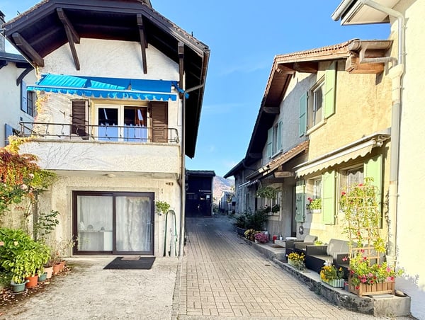 Parcelle de 505 m² avec deux logements et grange - Chéserex 1