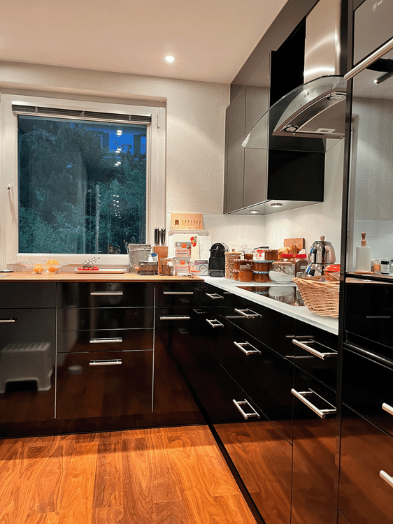 Charming 1-Room Furnished Apartment in Zollikon with Fireplace 4