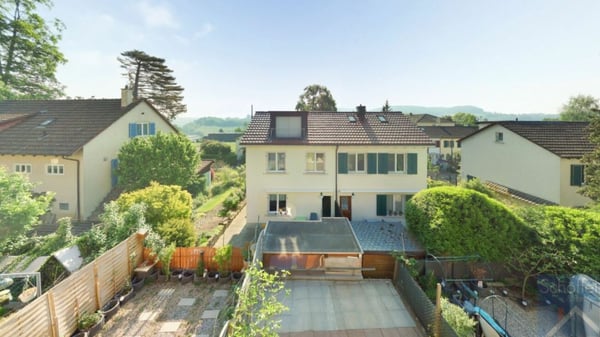 Charmantes 4-Zimmer-Reihenhaus mit Terrasse und Entwicklungspotenzial 2