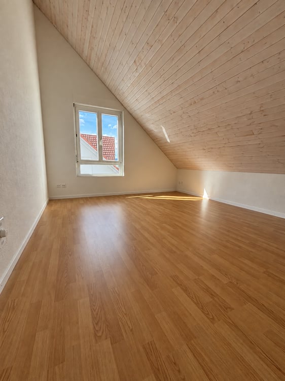 Helle 3.5-Zimmer-Dachwohnung mit Südbalkon & viel Charme 5