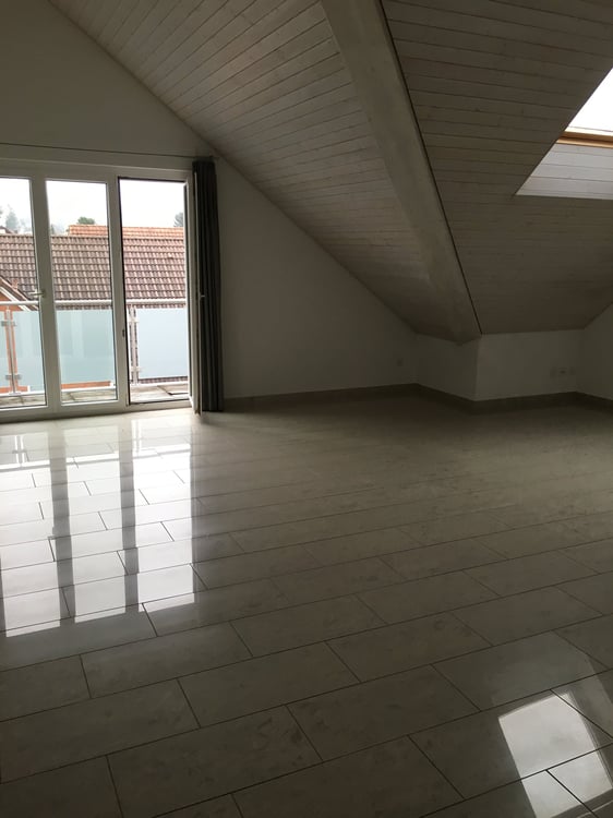 Helle 3.5-Zimmer-Dachwohnung mit Südbalkon & viel Charme 2