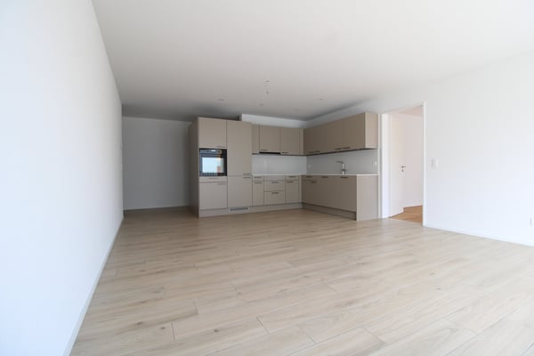 Moderne 4.5-Zimmerwohnung mit zwei Bädern und gemütlichem Sitzplatz