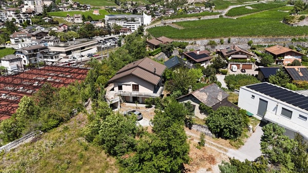 Villa avec terrain à bâtir et grange – Quartier Plantzette, Sierre 1