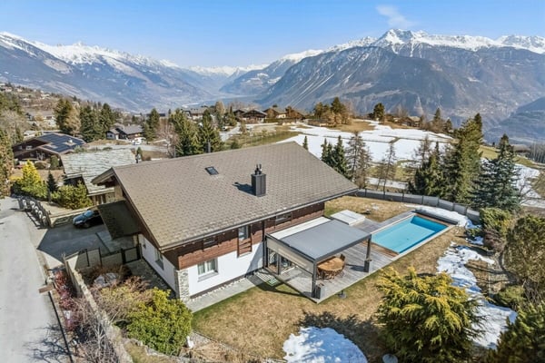 Magnifique propriété avec mazot indépendant et piscine extérieure 2