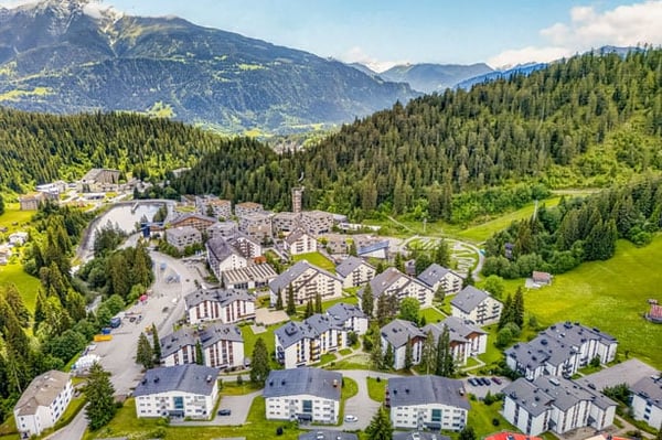 Die exklusive Traumwohnung an bester Lage mit Ski-in und Ski-out in Laax Murschetg 3