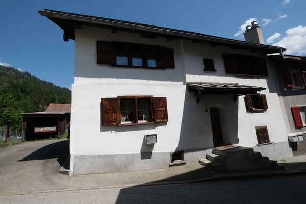 Das grosse Wohnhaus mit Stall in Schluein bei Ilanz/Glion 2