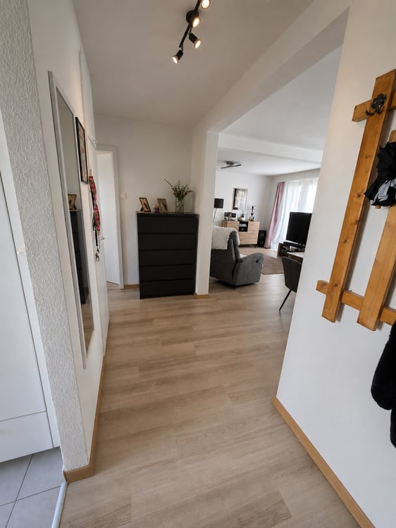 In unmittelbarer Zentrumsnähe, geräumiger Grundriss mit gemütlichem Balkon! 5