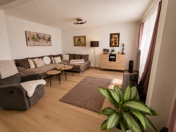 In unmittelbarer Zentrumsnähe, geräumiger Grundriss mit gemütlichem Balkon! 3