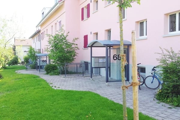 Exklusive Dachwohnung mit Balkon im Grünen!