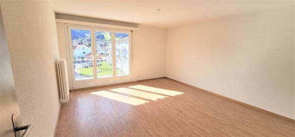 Grösszügiger Grundriss, modern und mit sonnigem Balkon! 3