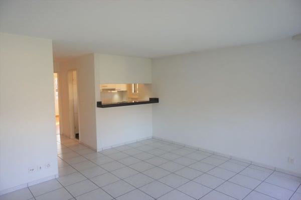 Modern, zentral gelegen, mit grossem Balkon im Grünen! 3