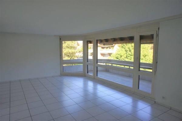 Modern, zentral gelegen, mit grossem Balkon im Grünen! 2