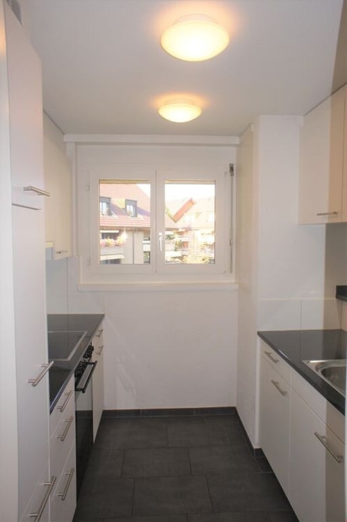 Modern, zentral gelegen, mit grossem Balkon im Grünen! 5
