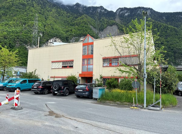 Halle artisanale de 1670 m2 avec zone résidentielle de 212 m2 à Villeneuve 1