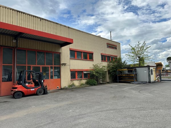 Halle artisanale de 1670 m2 avec zone résidentielle de 212 m2 à Villeneuve 3