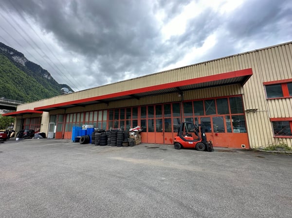 Halle artisanale de 1670 m2 avec zone résidentielle de 212 m2 à Villeneuve 2