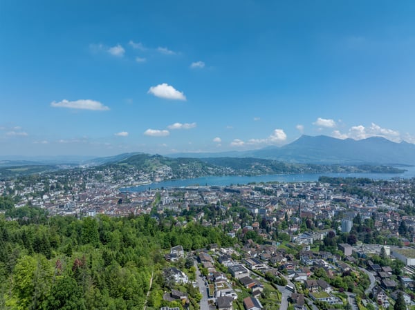 Stilvolle 1.5 Zimmer Wohnung mit privilegierter Aussicht 1