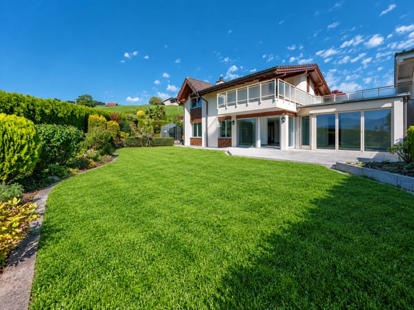 Viel Raum für das Leben – mit Garten, See- und Bergblick