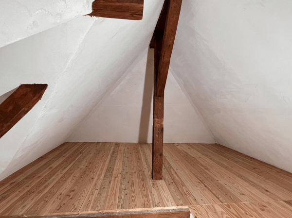 Stilvolle Dachwohnung mit hohen Räumen – modernisiert & zentral gelegen 5