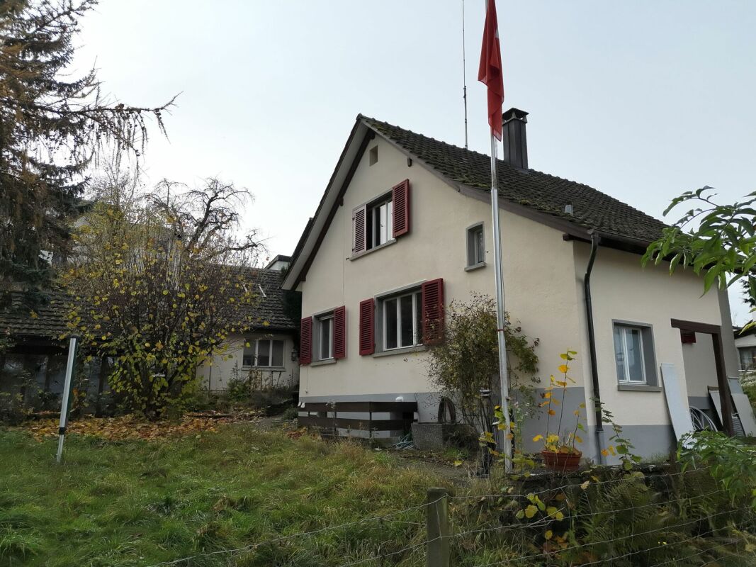 Freistehendes Einfamilienhaus mit Potenzial, separater grossen Werkstatt-/Garagengebäude