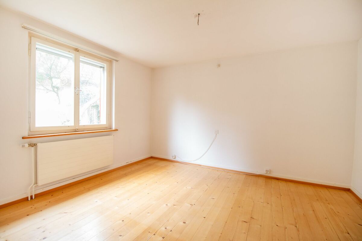 Freistehendes Einfamilienhaus mit Potenzial, separater grossen Werkstatt-/Garagengebäude
