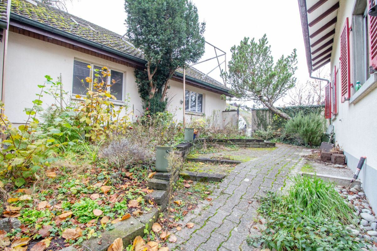 Freistehendes Einfamilienhaus mit Potenzial, separater grossen Werkstatt-/Garagengebäude