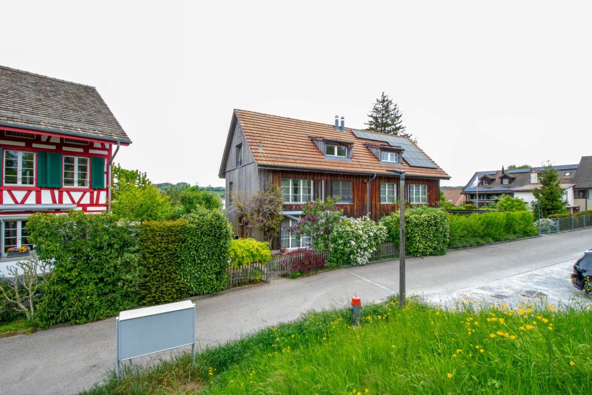 5.5-Zimmer-Doppeleinfamilienhaushälfte mit ausgebautem Dachstock und Aussicht