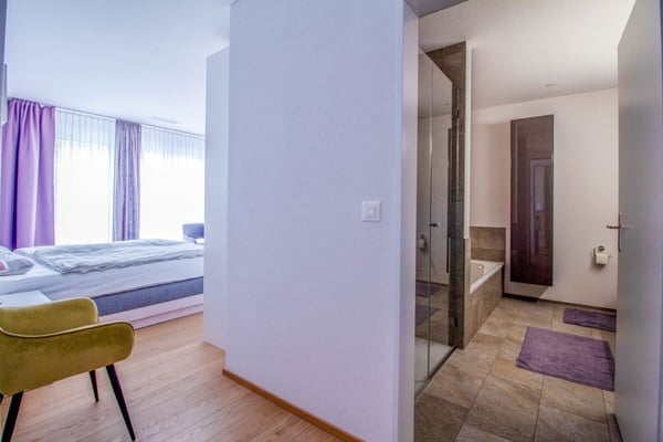 Moderne und helle 3.5-Zimmer- Gartenwohnung im steuergünstigen Winkel 13