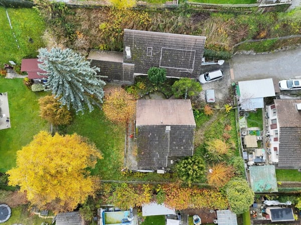 Freistehendes Einfamilienhaus mit Potenzial, separater grossen Werkstatt-/Garagengebäude 3