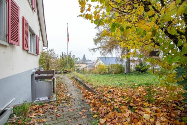Freistehendes Einfamilienhaus mit Potenzial, separater grossen Werkstatt-/Garagengebäude 6