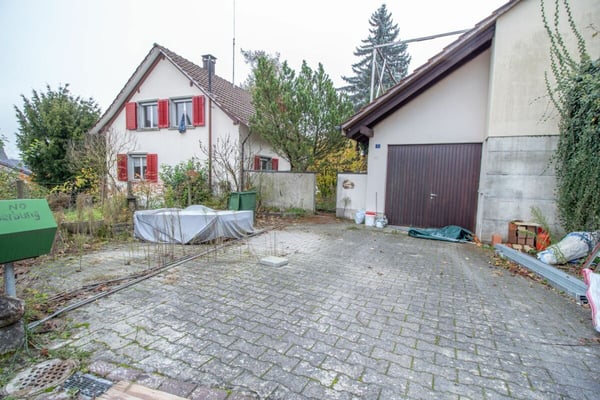 Freistehendes Einfamilienhaus mit Potenzial, separater grossen Werkstatt-/Garagengebäude 8