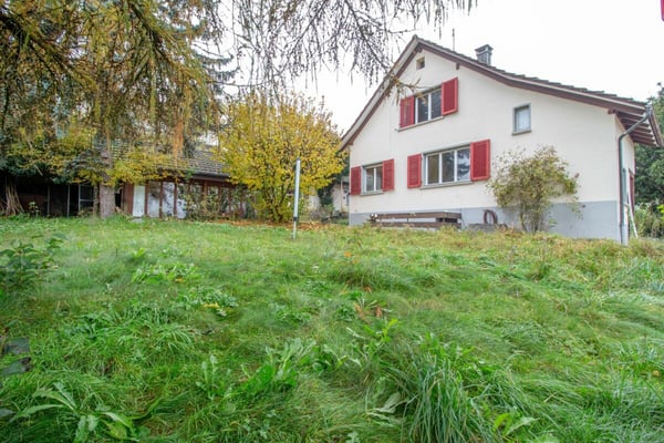 Freistehendes Einfamilienhaus mit Potenzial, separater grossen Werkstatt-/Garagengebäude 2