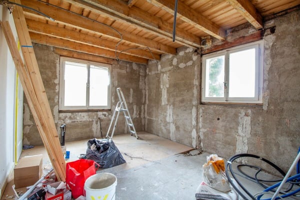 Freistehendes Einfamilienhaus mit Potenzial, separater grossen Werkstatt-/Garagengebäude 20