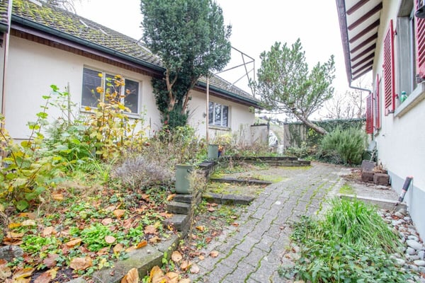 Freistehendes Einfamilienhaus mit Potenzial, separater grossen Werkstatt-/Garagengebäude 7