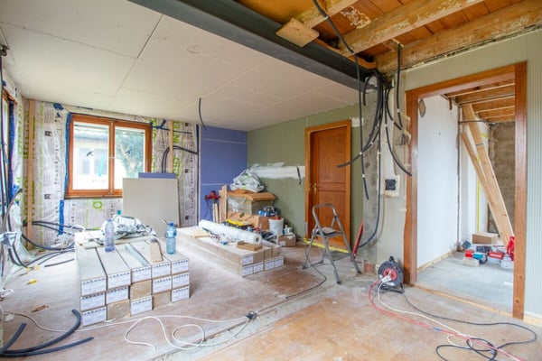 Freistehendes Einfamilienhaus mit Potenzial, separater grossen Werkstatt-/Garagengebäude 21