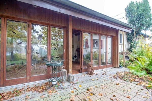 Freistehendes Einfamilienhaus mit Potenzial, separater grossen Werkstatt-/Garagengebäude 10