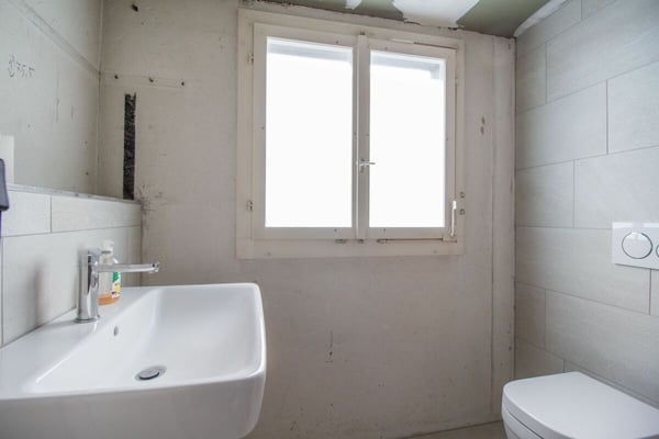 Freistehendes Einfamilienhaus mit Potenzial, separater grossen Werkstatt-/Garagengebäude 17