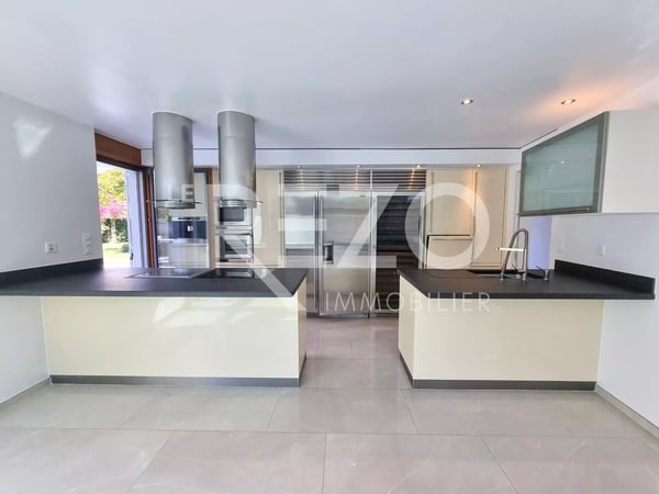 Architect-designed villa with swimming pool and sauna - Fully 4
