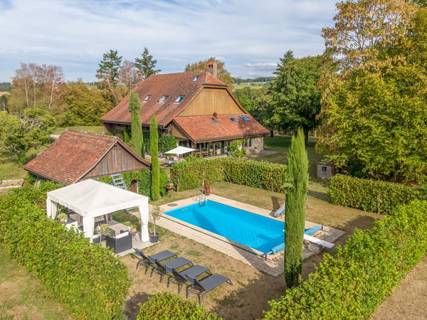 Unique en Romandie ! Ferme rénovée avec piscine en zone agricole 1