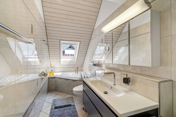 Grosszügige Dach-Maisonettewohnung mit Südwestterrasse und Alpensicht 10