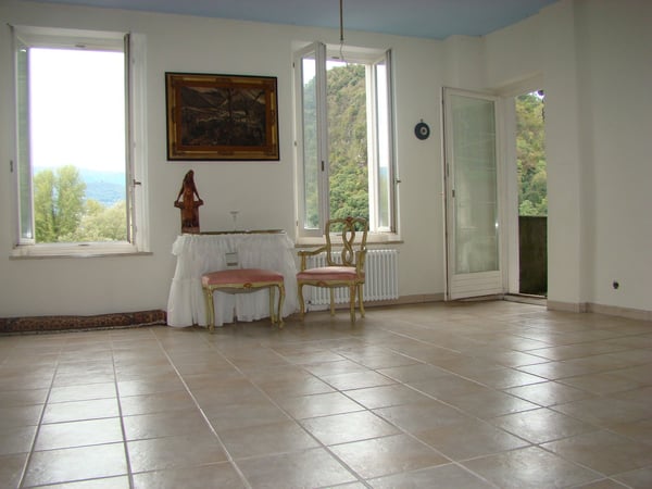 Spacious 1.5-Room House with Lake Views in Figino 3