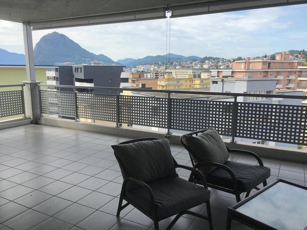 Luxurious 1.5-Room Penthouse with Panoramic Views in Pregassona 1