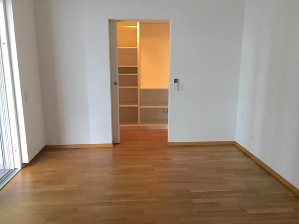 Luxurious 1.5-Room Penthouse with Panoramic Views in Pregassona 8